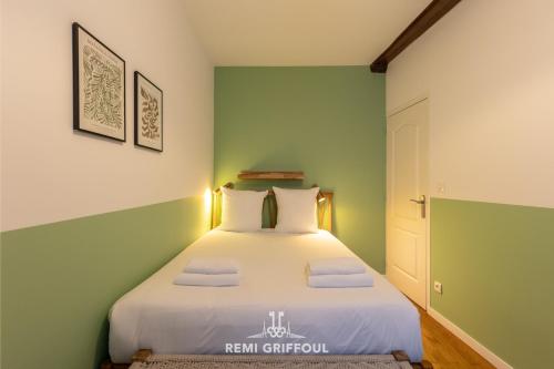 Photo de la galerie de l'établissement Le Bois Bleu - 1st Floor - City Center, à Honfleur