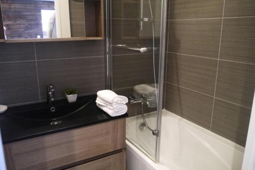 une salle de bain avec une douche en verre et un lavabo dans l'établissement Résidence Cembros - CEMBROS 31 MAE-6251, à Les Allues