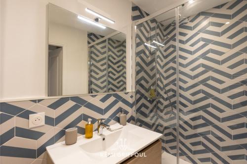 Photo de la galerie de l'établissement Le Bois Bleu - 1st Floor - City Center, à Honfleur