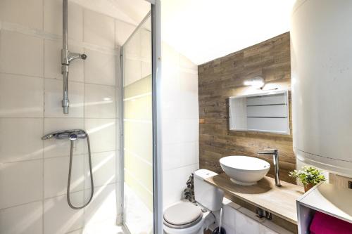 une salle de bain avec une douche, des toilettes et un lavabo dans l'établissement Comédie 3 - Appt centre historique de Perpignan, à Perpignan