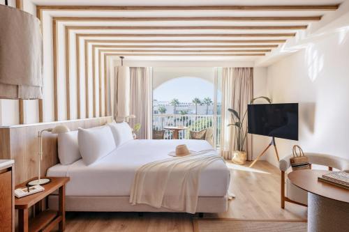 Säng eller sängar i ett rum på ME Marbella by Meliá