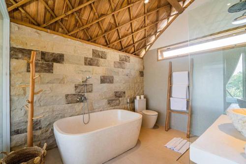 Ένα μπάνιο στο Villa Bamboo Lagoon - 3BR in Canggu