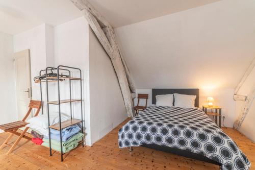 a bedroom with a bed and a book shelf at La dépendance de la Pointe - 12 voyageurs in Saint-Yan
