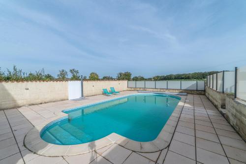 une piscine sur le toit d'un immeuble dans l'établissement Le gîte de la Pointe - Piscine privée, à Saint-Yan