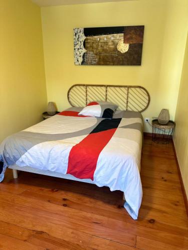 - une chambre avec un lit et du parquet dans l'établissement Charmant duplex des tilleuls, à Demange-aux-Eaux