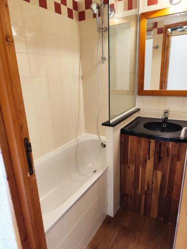 une salle de bain avec un lavabo et une baignoire dans l'établissement NOUVEAU à BELLE PLAGNE - Pieds des pistes et ESF !, à Belle Plagne