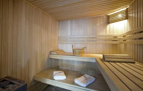 una sauna con due asciugamani e un secchio di Résidence Odalys Les Belles Roches a Notre-Dame-de-Bellecombe