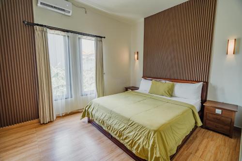 Postel nebo postele na pokoji v ubytování You Suite Seminyak
