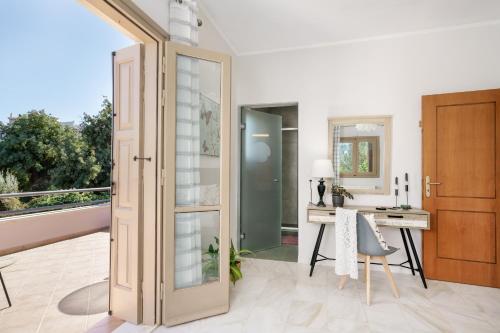 an open door in a room with a desk and a balcony at Villa Dolce Vita in Prinés