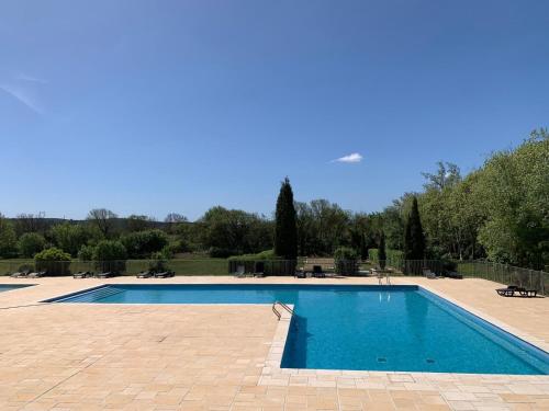 - une grande piscine dans une cour arborée dans l'établissement Le Clos d'Azille - Appt pour 6 personnes, à Azille
