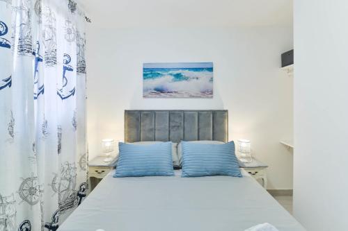 Un dormitorio con una cama grande con almohadas azules. en Villa Anna with pool, Zadar County, en Vinjerac