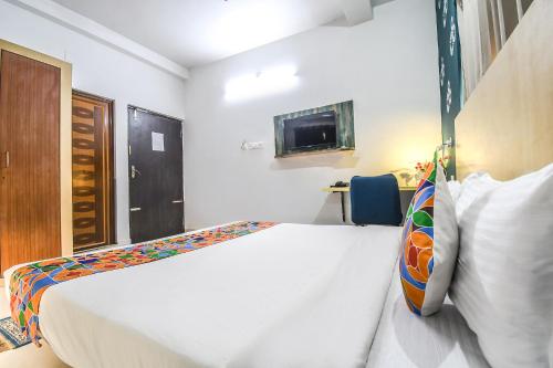 Letto o letti in una camera di FabHotel Welcome Inn I
