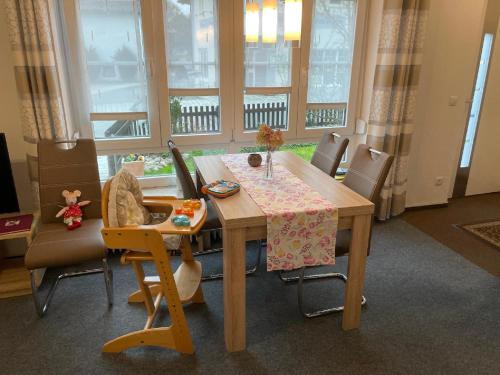 a dining room with a table and chairs at Ferienwohnung Penzkofer in Zandt