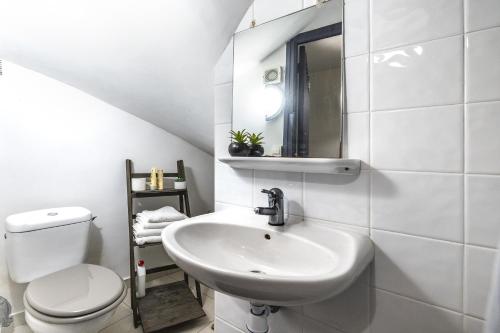 une salle de bain blanche avec un lavabo et des toilettes dans l'établissement Comédie 1 - Apt centre ville de Perpignan, à Perpignan