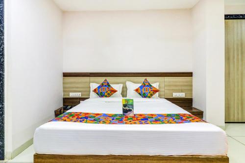 Postel nebo postele na pokoji v ubytování FabHotel Meera Palace