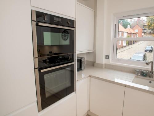 une cuisine avec un four noir et une fenêtre dans l'établissement Pass the Keys Cathedral Views Luxury Living Historic Lincoln, à Lincoln