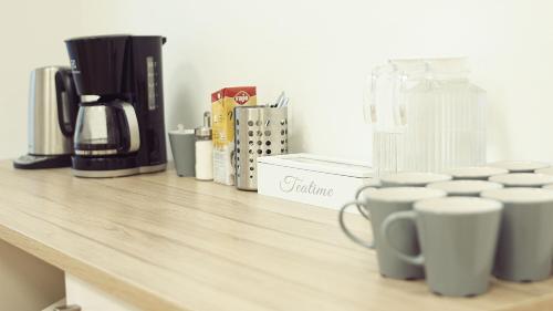 Příslušenství pro přípravu čaje a kávy v ubytování Hostel Folks