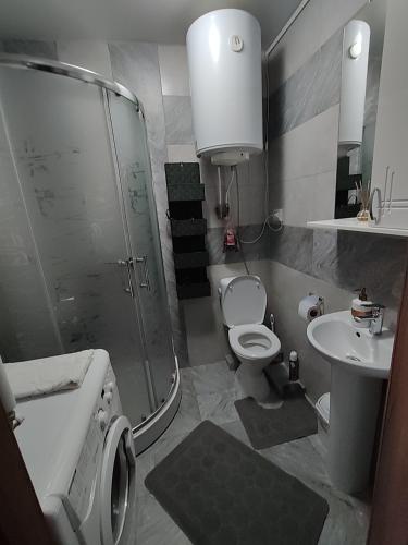Kylpyhuone majoituspaikassa Apartament confortabil