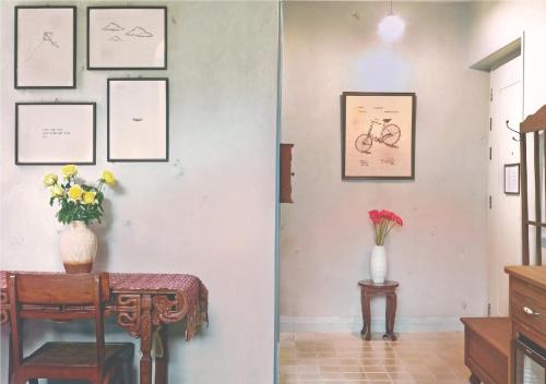 two pictures of a room with flowers and drawings on the wall at Yesterday Hotel in Chiang Mai
