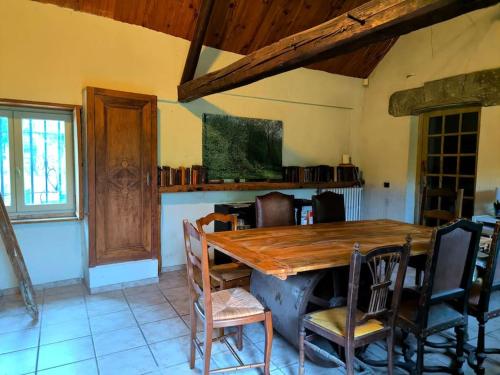 una sala da pranzo con tavolo e sedie in legno di Maison curieuse - hammam et spa a Épisy