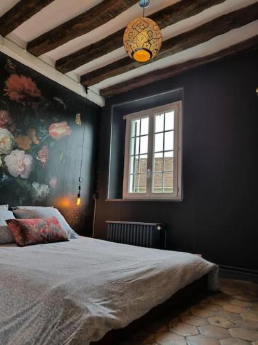 une chambre avec un grand lit et une fenêtre dans l'établissement Maison curieuse - hammam et spa, à Épisy