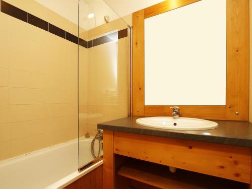 une salle de bain avec un lavabo et une douche dans l'établissement Appt 4 pers aux pieds des pistes avec balcon et parking, à Orcières