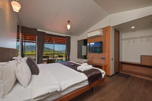 Postel nebo postele na pokoji v ubytování Bliss Nirvana Resort, Lonavala
