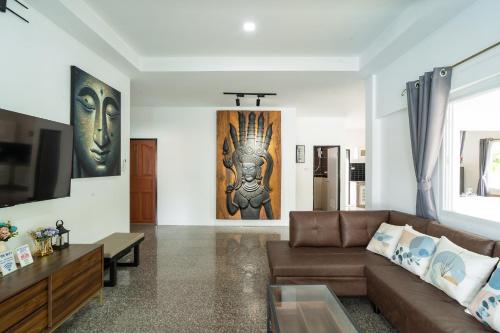 un salon avec un canapé et une table dans l'établissement Pool Villa 3 Bedrooms, Closeby Patong, Chic and Quiet, à Ban Thung Thong