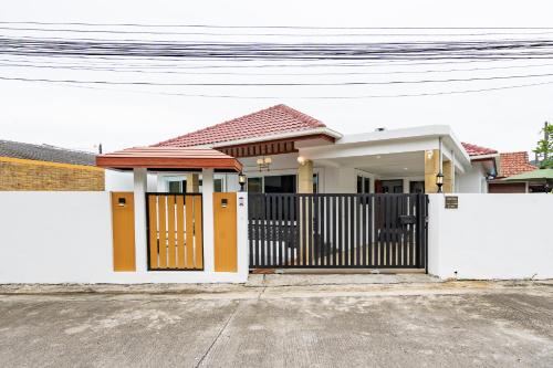 une maison avec une porte devant elle dans l'établissement Pool Villa 3 Bedrooms, Closeby Patong, Chic and Quiet, à Ban Thung Thong