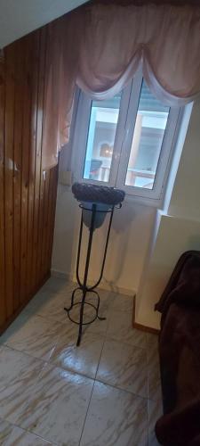 a room with a stool in front of a window at Nenita Home in Nénita