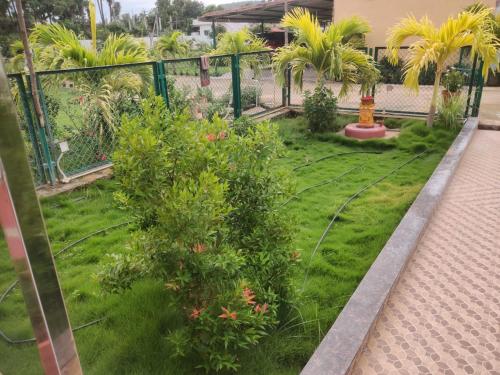 Κήπος έξω από το Siva rama garden resort& swimming pool 5star stay 3BHK room no 5 ,6,7 bheemili bech road nr
