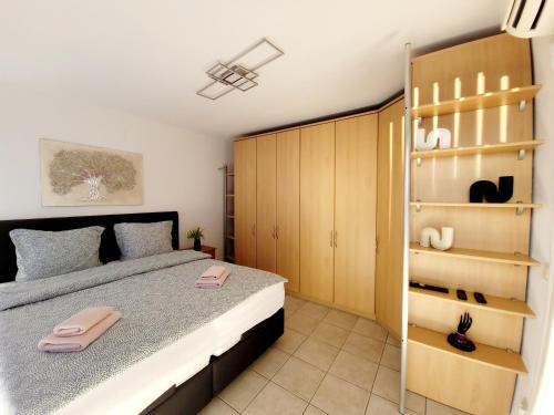 1 dormitorio con 1 cama con 2 toallas rosas en 2 Zimmer für 3-4 Person , Klima, Parkplatz, en Mülheim an der Ruhr