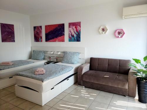 una habitación con dos camas y un sofá en 2 Zimmer für 3-4 Person , Klima, Parkplatz, en Mülheim an der Ruhr