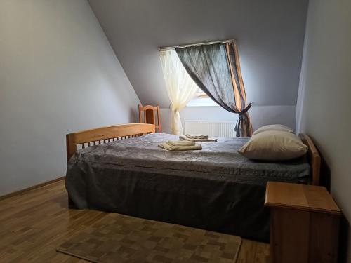 a bedroom with a bed and a window at Хостел-готель Кремзлик in Yasinya