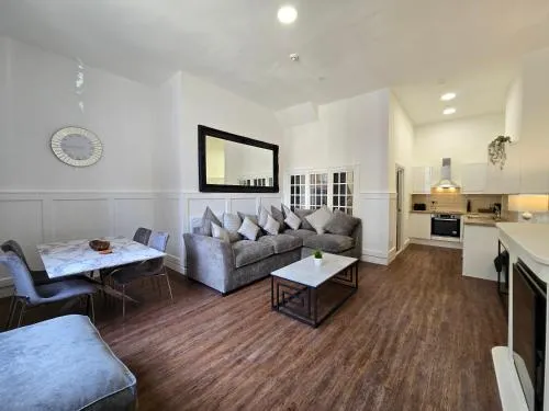 Two bedroom flat in Cardiff Bay with roof terrace photo 1