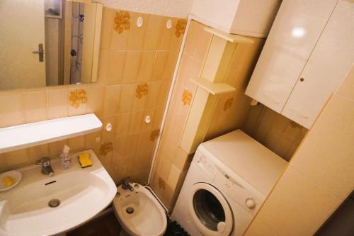 une petite salle de bain avec un lavabo et des toilettes dans l'établissement L'amphitrite Vue mer Proche Accès direct plage, au Barcarès