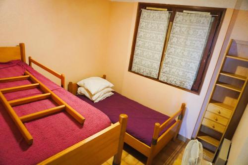 une chambre avec deux lits superposés et une fenêtre dans l'établissement L'amphitrite Vue mer Proche Accès direct plage, au Barcarès