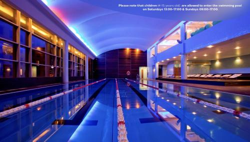 Bazén v ubytovaní Hilton Warsaw City Hotel alebo v jeho blízkosti