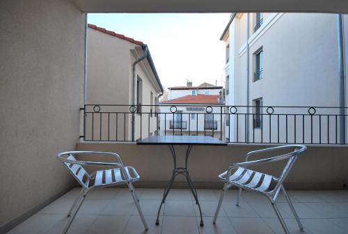 deux chaises et une table sur un balcon dans l'établissement Vieux Port One Bedroom Apartment B22, à Cannes