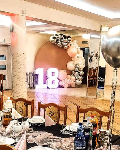 a room with a table with chairs and a balloon at URychertow in Kiełpino