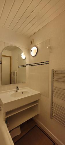 une salle de bain avec un lavabo et un miroir dans l'établissement Val Claret-Ski aux pieds, 4 pers, 1 chambre, Balcon Sud, à Tignes
