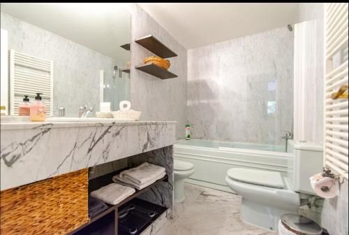A bathroom at Arruzafa Home