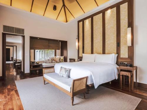 Postel nebo postele na pokoji v ubytování Anantara Mai Khao Phuket Villas