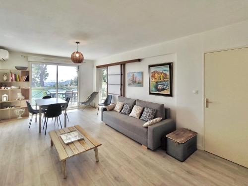 un salon avec un canapé et une table dans l'établissement L'Escale Méditerranéenne, Ensoleillé et Vue Mer, à La Seyne-sur-Mer