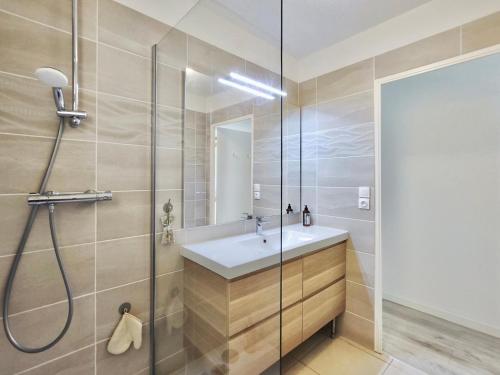 une salle de bain avec un lavabo et une douche dans l'établissement L'Escale Méditerranéenne, Ensoleillé et Vue Mer, à La Seyne-sur-Mer