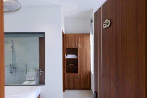 フエにあるRuby Mini Hotelのバスルーム(シャワー、トイレ付)が備わります。