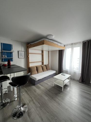 un salon avec un lit et une table dans l'établissement Le cosy Jean Jaures - Double bed - Free parking, à Châlons-en-Champagne
