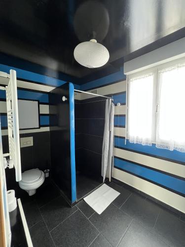 La salle de bains est pourvue de toilettes et de rayures bleues et blanches. dans l'établissement Le cosy Jean Jaures - Double bed - Free parking, à Châlons-en-Champagne