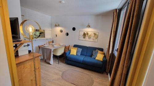 un salon avec un canapé bleu et une table dans l'établissement Val Claret-Ski aux pieds, 4 pers, 1 chambre, Balcon Sud, à Tignes
