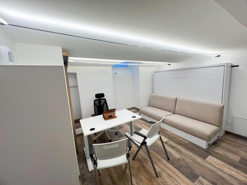 un salon avec un canapé, une table et des chaises dans l'établissement Le Switch Souplex avec Hammam privatif, à Lille